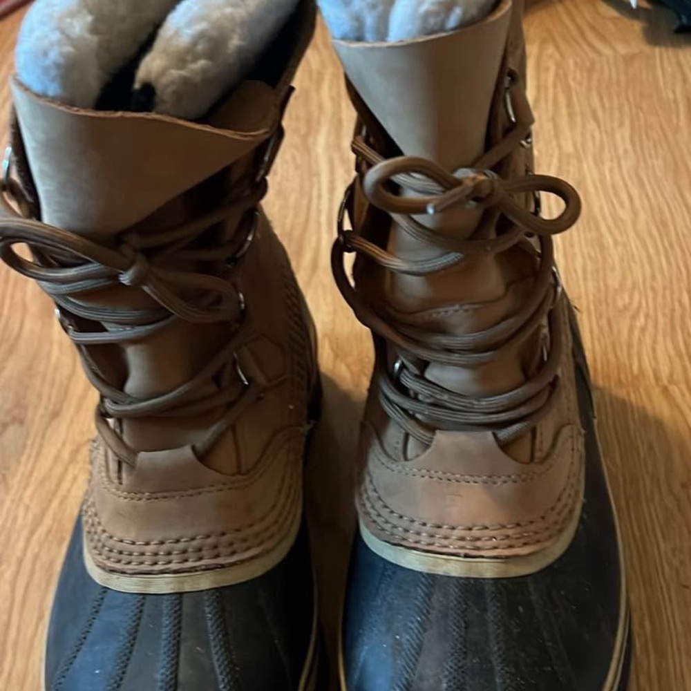 Sorel Womens 8 Tan and Black Winter Boots